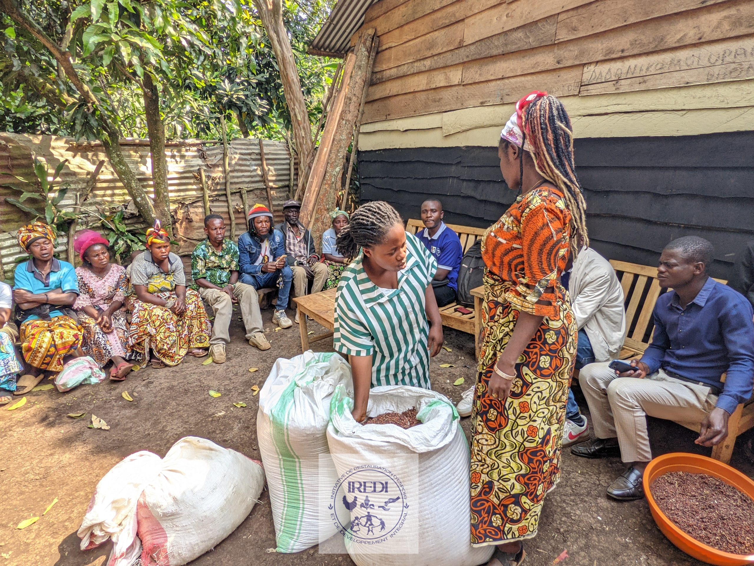 Appui-en-semence-des-haricots-dans-le-groupe-CINYABUGUMA